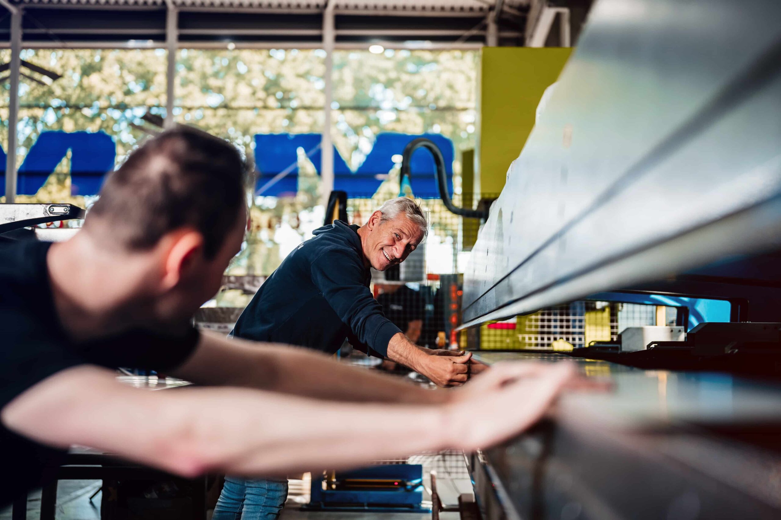 MMN medewerkers in gesprek over metaalproductie kwaliteitscontrole